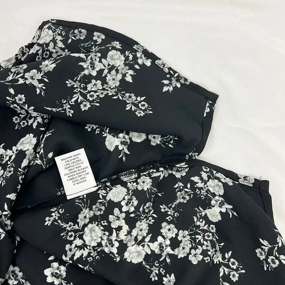 Elle Women’s Small Sleeveless Floral Print Hidden Button Up Closure Blouse - Picture 9 of 9